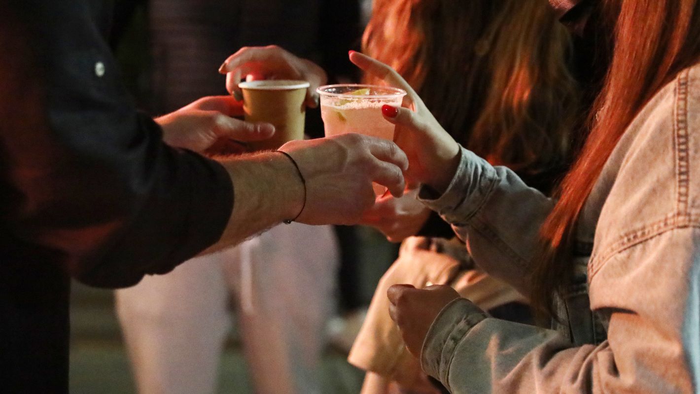 Στο νοσοκομείο 14χρονη μετά από κατανάλωση αλκοόλ στη Βάρκιζα – Ήπιε βότκα μαζί με 15χρονο