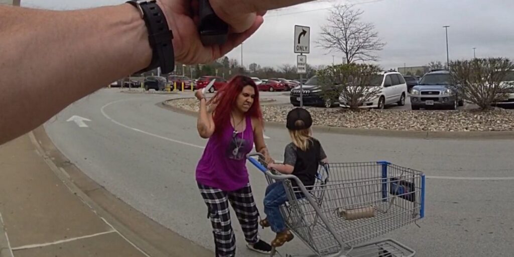 ΗΠΑ: Νεκρή από αστυνομικά πυρά 31χρονη που προσπάθησε να απαγάγει 3χρονο σε σούπερ μάρκετ (βίντεο)