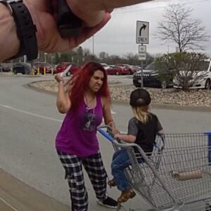 ΗΠΑ: Νεκρή από αστυνομικά πυρά 31χρονη που προσπάθησε να απαγάγει 3χρονο σε σούπερ μάρκετ (βίντεο)