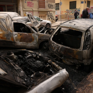 Aυτοκίνητα στην Κυψέλη έγιναν παρανάλωμα του πυρός – Δείτε φωτογραφίες