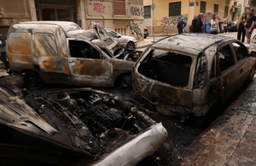 Aυτοκίνητα στην Κυψέλη έγιναν παρανάλωμα του πυρός – Δείτε φωτογραφίες