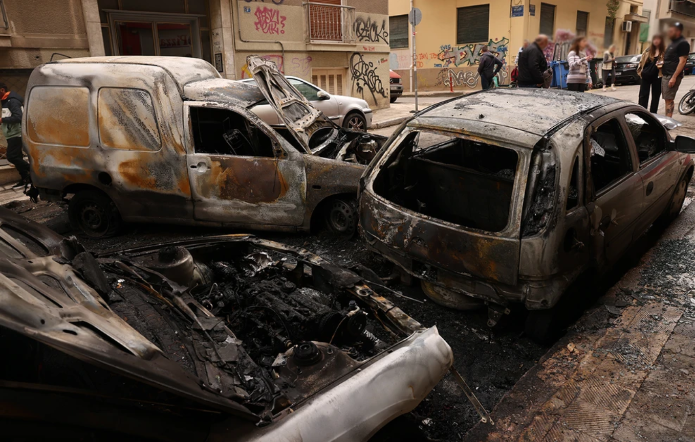 Aυτοκίνητα στην Κυψέλη έγιναν παρανάλωμα του πυρός – Δείτε φωτογραφίες