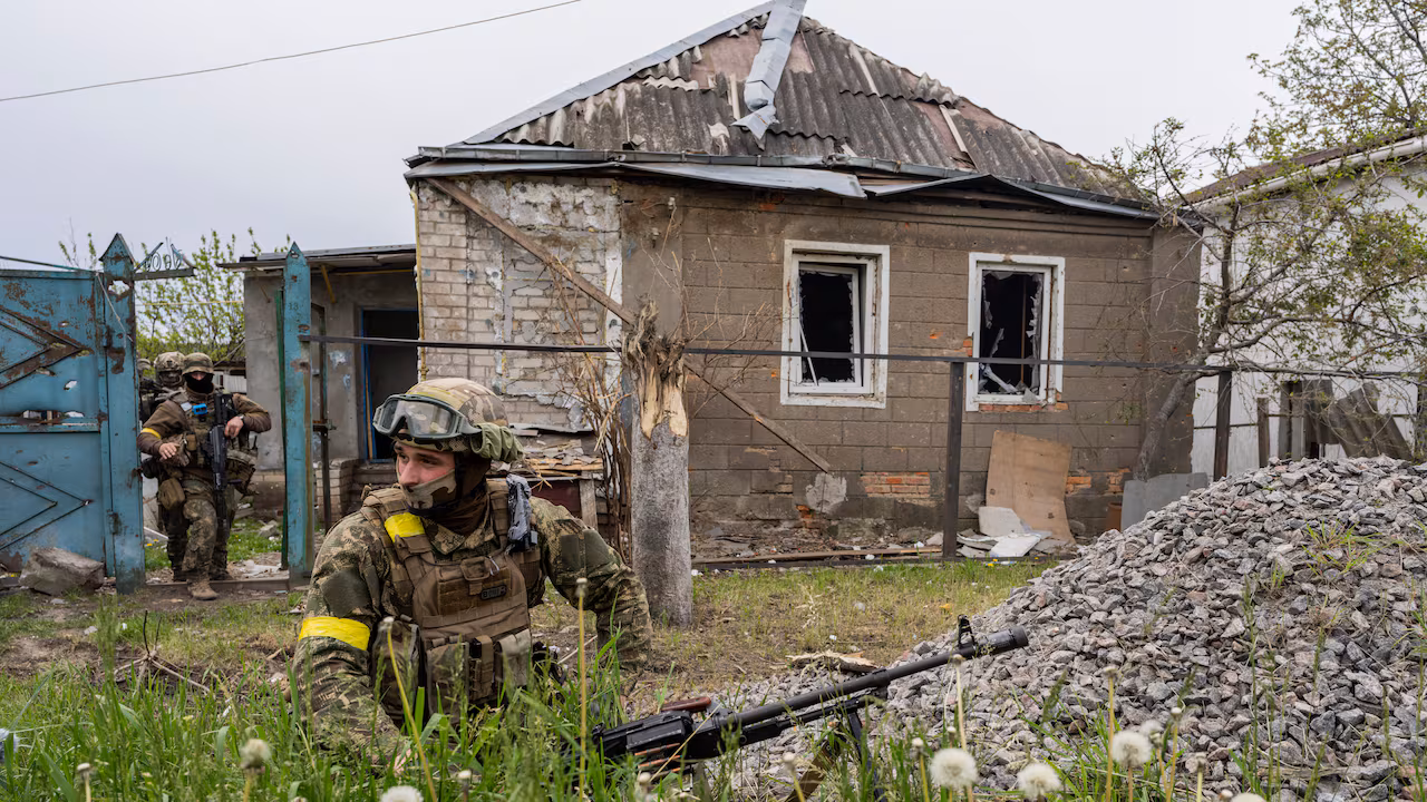 Ομοβροντία ρωσικών πυραύλων X-38 διέλυσε κτήρια με Ουκρανούς στρατιώτες – Δείτε βίντεο
