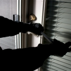 Βίντεο ντοκουμέντο από την αποτυχημένη διάρρηξη σε καφετέρια στην Πολίχνη: Ο δράστης έπεσε από ύψος 2,5 μέτρων