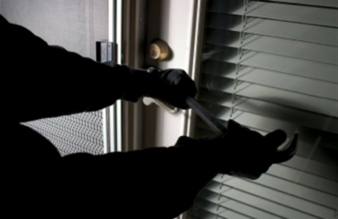 Βίντεο ντοκουμέντο από την αποτυχημένη διάρρηξη σε καφετέρια στην Πολίχνη: Ο δράστης έπεσε από ύψος 2,5 μέτρων