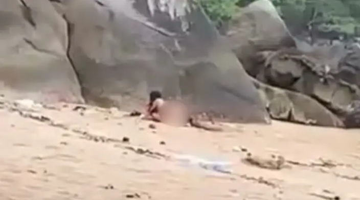 «Ήταν σαν ζώα»: Συνελήφθη ζευγάρι Γάλλων στην Ταϊλάνδη που συνευρέθηκε σε παραλία – Η φωτογραφία που τους «έκαψε»