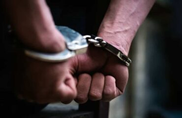 Χειροπέδες σε αλλοδαπό στον Έβρο που προσπάθησε να φέρει παράνομους μετανάστες στην ενδοχώρα