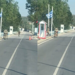 Viral η στιγμή που στρατιώτης ξεδιπλώνει την μπλεγμένη ελληνική σημαία στον ‘Εβρο