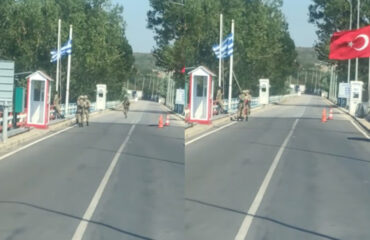 Viral η στιγμή που στρατιώτης ξεδιπλώνει την μπλεγμένη ελληνική σημαία στον ‘Εβρο