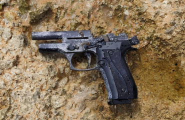 Εντοπίστηκε όπλο στην ελεύθερη παραλία της Βάρκιζας (φώτο)