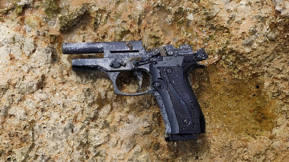 Εντοπίστηκε όπλο στην ελεύθερη παραλία της Βάρκιζας (φώτο)