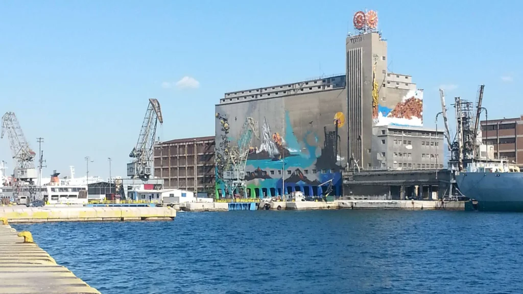 Πειραιάς: Όχημα εξετράπη της πορείας του και κατέληξε στη θάλασσα στην Ακτή Ξαβέρη – Σώος ο οδηγός