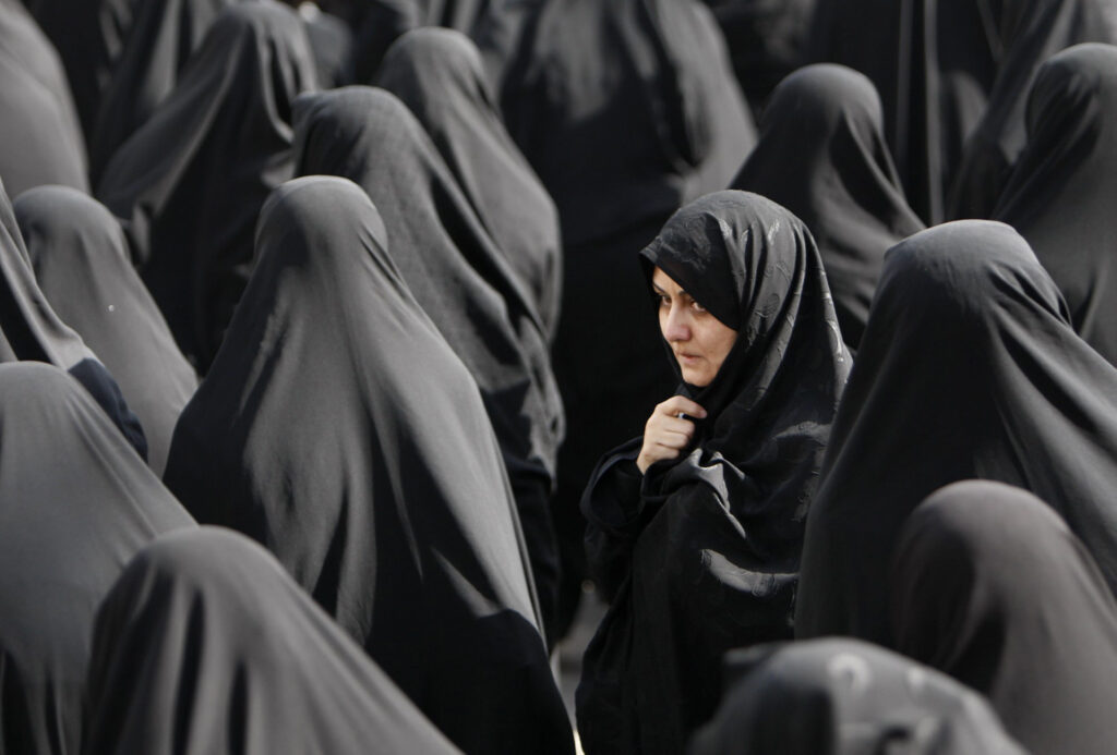 Τεχεράνη: Στρατιωτική δύναμη από ένοπλες μαυροφορεμένες γυναίκες παρέλασε στους κεντρικούς δρόμους