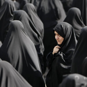 Τεχεράνη: Στρατιωτική δύναμη από ένοπλες μαυροφορεμένες γυναίκες παρέλασε στους κεντρικούς δρόμους