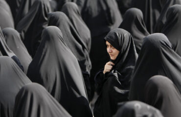 Τεχεράνη: Στρατιωτική δύναμη από ένοπλες μαυροφορεμένες γυναίκες παρέλασε στους κεντρικούς δρόμους