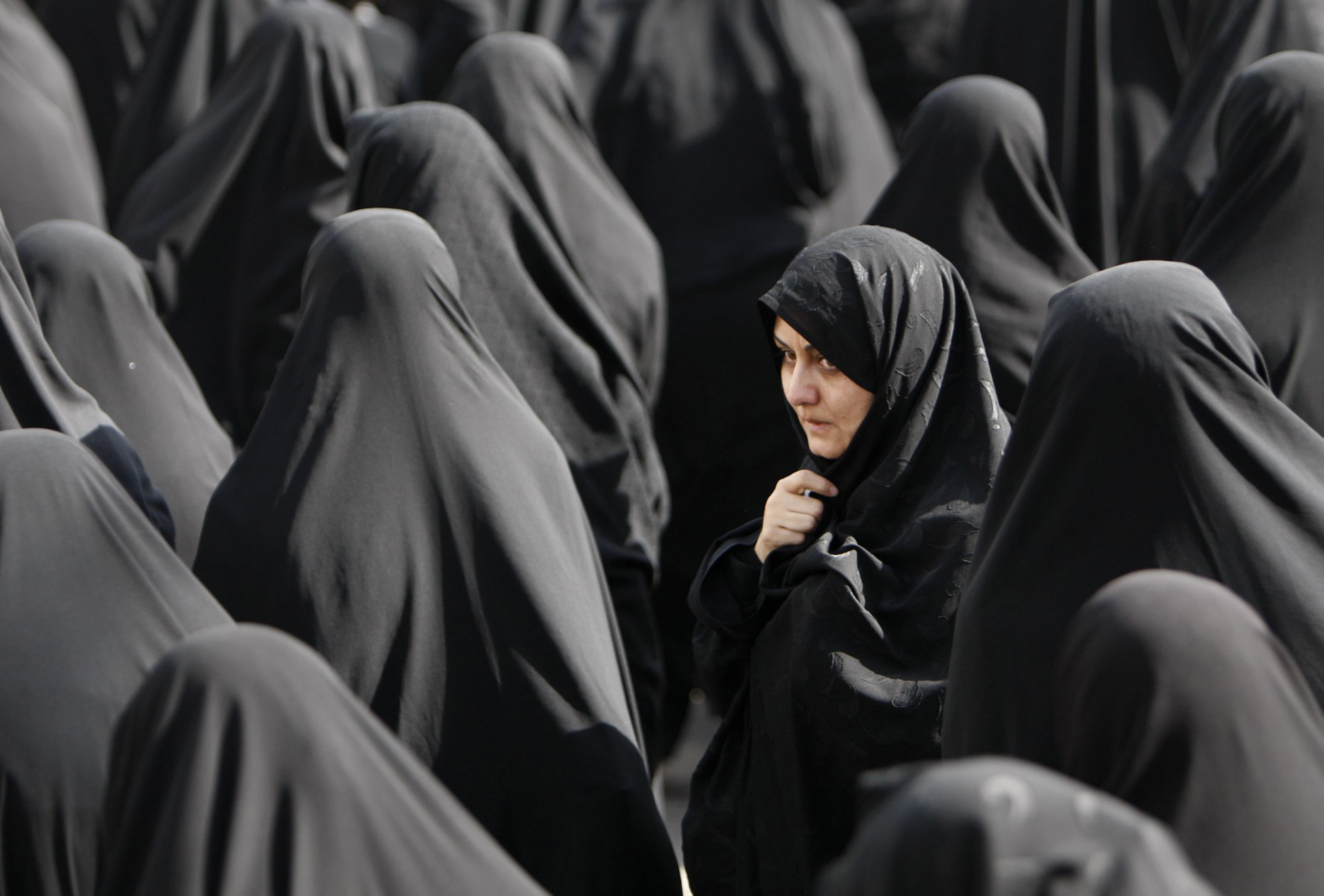 Τεχεράνη: Στρατιωτική δύναμη από ένοπλες μαυροφορεμένες γυναίκες παρέλασε στους κεντρικούς δρόμους