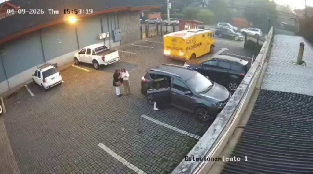 Τρομακτικό βίντεο: Οδηγός θωρακισμένου φορτηγού πατάει δύο γυναίκες στην Χιλή