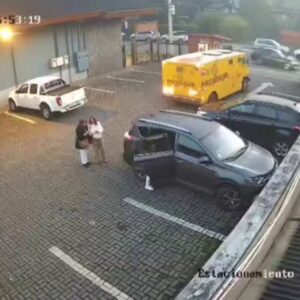 Τρομακτικό βίντεο: Οδηγός θωρακισμένου φορτηγού πατάει δύο γυναίκες στην Χιλή