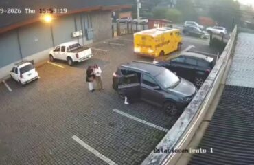 Τρομακτικό βίντεο: Οδηγός θωρακισμένου φορτηγού πατάει δύο γυναίκες στην Χιλή