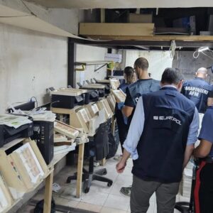 Το 27% όλων των πλαστών ευρώ στην Ευρώπη το 2023 εκτυπώθηκε από ένα μόνο άτομο στο δικό του γκαράζ! (βίντεο)