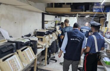 Το 27% όλων των πλαστών ευρώ στην Ευρώπη το 2023 εκτυπώθηκε από ένα μόνο άτομο στο δικό του γκαράζ! (βίντεο)