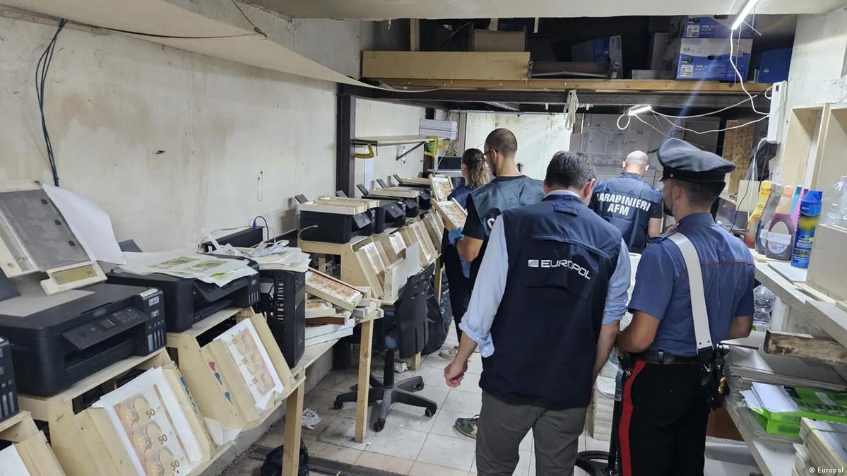 Το 27% όλων των πλαστών ευρώ στην Ευρώπη το 2023 εκτυπώθηκε από ένα μόνο άτομο στο δικό του γκαράζ! (βίντεο)