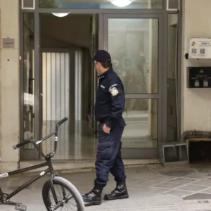 Αυτά είναι τα δύο σενάρια που εξετάζει η ΕΛ.ΑΣ. για τον θάνατο της 30χρονης γυναίκας στο κέντρο της Αθήνας