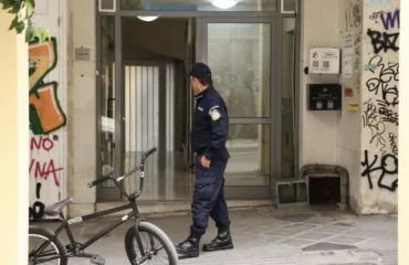 Αυτά είναι τα δύο σενάρια που εξετάζει η ΕΛ.ΑΣ. για τον θάνατο της 30χρονης γυναίκας στο κέντρο της Αθήνας