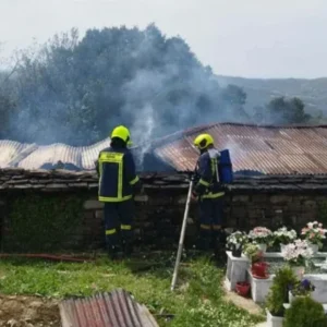 Ιωάννινα: Στις φλόγες νεκροταφείο – Καταστράφηκε το οστεοφυλάκιο (φωτο)