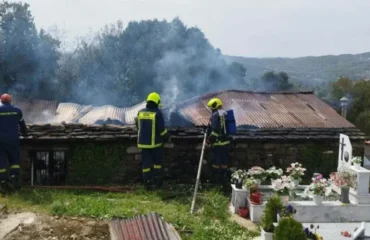 Ιωάννινα: Στις φλόγες νεκροταφείο – Καταστράφηκε το οστεοφυλάκιο (φωτο)