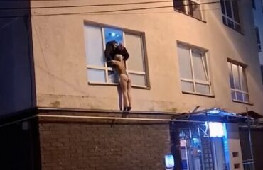 Βίντεο: Εκδιδόμενη γυναίκα στην Ρωσία προσπαθεί να ξεφύγει από τους αστυνομικούς χρησιμοποιώντας το παράθυρο