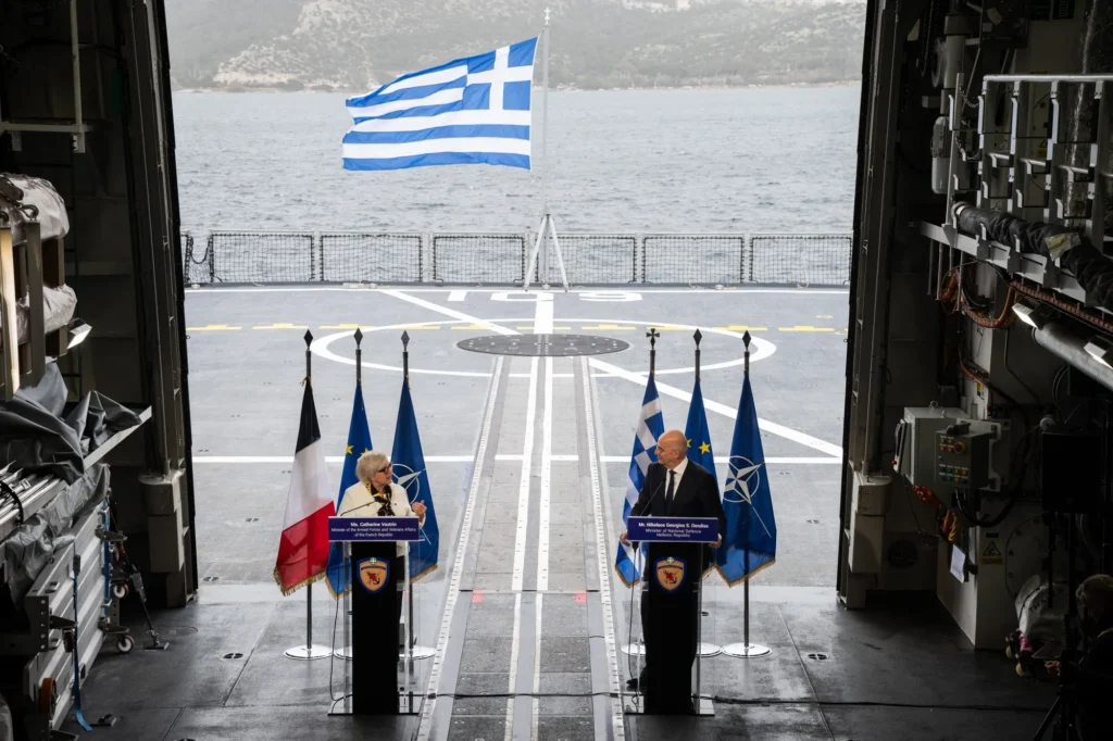 Bloomberg: Γιατί Ελλάδα και Γαλλία θα ανανεώσουν την αμυντική τους συνεργασία για τα επόμενα 5 έτη