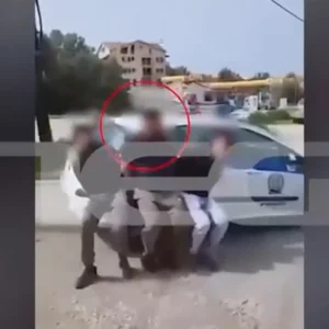 Με χόμπι τις παρανομίες ο 23χρονος αρσιβαρίστας στο Αργοστόλι: Δείτε τη στιγμή που σηκώνει περιπολικό (βίντεο)