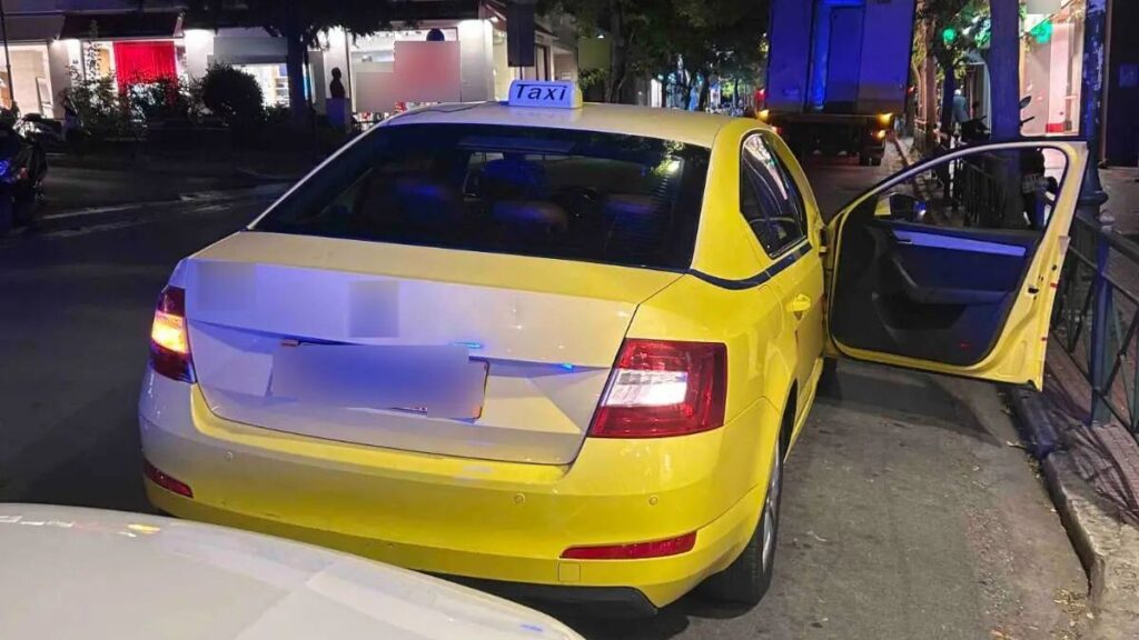Αστυνομικοί «τσάκωσαν» στο λιμάνι του Πειραιά οδηγό ταξί να έχει πλαστή άδεια