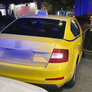Αστυνομικοί «τσάκωσαν» στο λιμάνι του Πειραιά οδηγό ταξί να έχει πλαστή άδεια