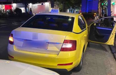 Αστυνομικοί «τσάκωσαν» στο λιμάνι του Πειραιά οδηγό ταξί να έχει πλαστή άδεια