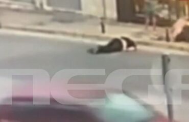 Παλλήνη: Θύμα άγριου ξυλοδαρμού έπεσε κοσμηματοπώλης για… μία μπαταρία ρολογιού – Δείτε βίντεο (σκληρές εικόνες)