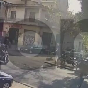 Βίντεο: Η στιγμή που μηχανή παρασέρνει και εγκαταλείπει 16χρονη στην Λιοσίων