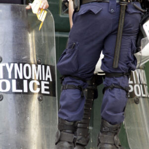 Ηλιούπολη: Άγριος ξυλοδαρμός αστυνομικού των ΜΑΤ από ομάδα αγνώστων – Ήταν συνάδελφος του Γ.Λυγγερίδη