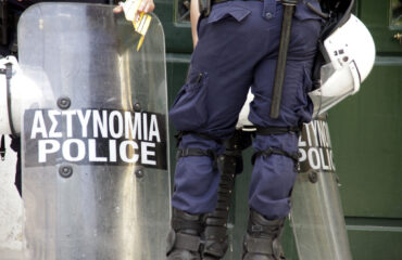 Ηλιούπολη: Άγριος ξυλοδαρμός αστυνομικού των ΜΑΤ από ομάδα αγνώστων – Ήταν συνάδελφος του Γ.Λυγγερίδη