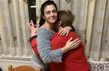 «Όπως δικάστηκα εγώ πρέπει και αυτός»: Tι λέει η καθαρίστρια που πλαστογράφησε το απολυτήριό της για Μ.Λαζαρίδη