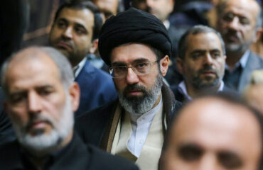 «Άστραψε» ο Μοτζτάμπα Χαμενεΐ κατά των Αμερικανών: «Μαζί με τους σιωνιστές θα δείτε την πίκρα των νέων ηττών»