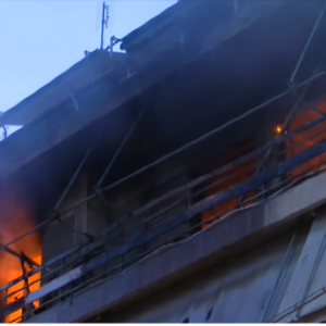 Ανείπωτη τραγωδία: Δύο νεκροί στον Κολωνό – Διαμέρισμα έγινε παρανάλωμα του πυρός (βίντεο)