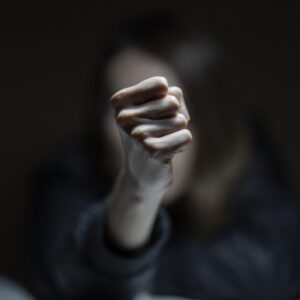 Προφυλακίστηκε ο νεαρός για τον άγριο ξυλοδαρμό Ρομά στο Αίγιο: «Του έριξε 22 κλωτσιές στο πρόσωπο»