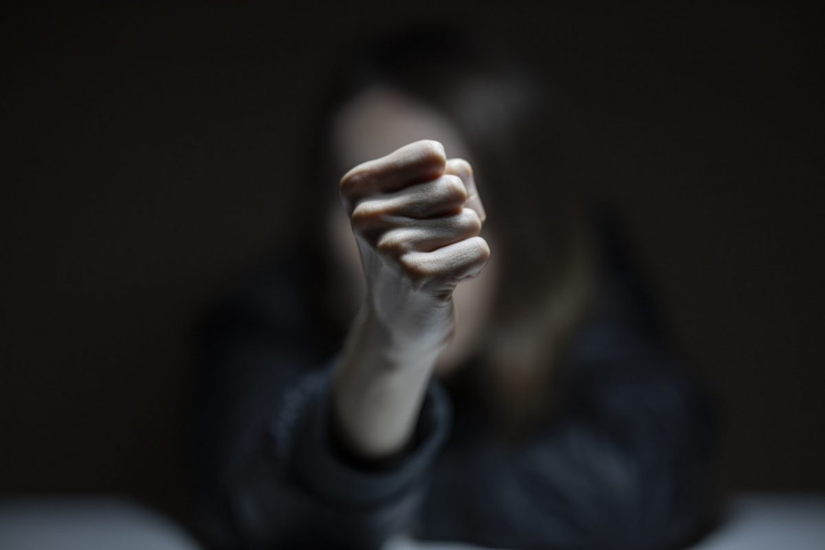 Προφυλακίστηκε ο νεαρός για τον άγριο ξυλοδαρμό Ρομά στο Αίγιο: «Του έριξε 22 κλωτσιές στο πρόσωπο»