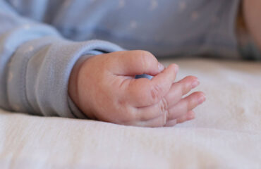 Θεσσαλονίκη: Χειροπέδες σε 20χρονη αλλοδαπή και 48χρονο δικηγόρο που δήλωσαν ψευδή στοιχεία βρέφους