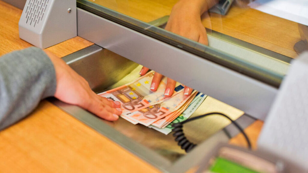 Ετήσιες αποδοχές που ξεπερνούν το 1 εκατ. ευρώ λαμβάνουν 25 Έλληνες τραπεζίτες!