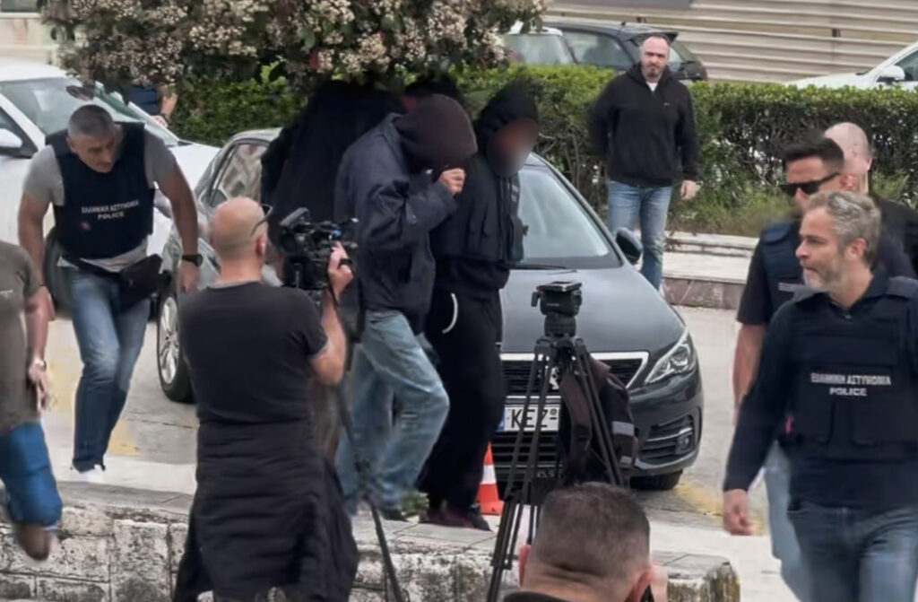 Οδηγούνται στις φυλακές Κορυδαλλού οι τρεις κατηγορούμενοι για την υπόθεση θανάτου της 19χρονης Μυρτούς