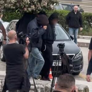 Οδηγούνται στις φυλακές Κορυδαλλού οι τρεις κατηγορούμενοι για την υπόθεση θανάτου της 19χρονης Μυρτούς