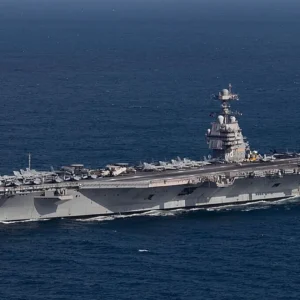 Το αεροπλανοφόρο USS Gerald R. Ford επέστρεψε στη Μέση Ανατολή συνοδευόμενο από δύο αντιτορπιλικά